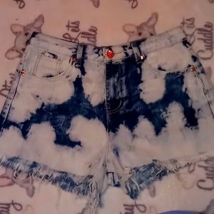 Cute tie-dye jean-shorts